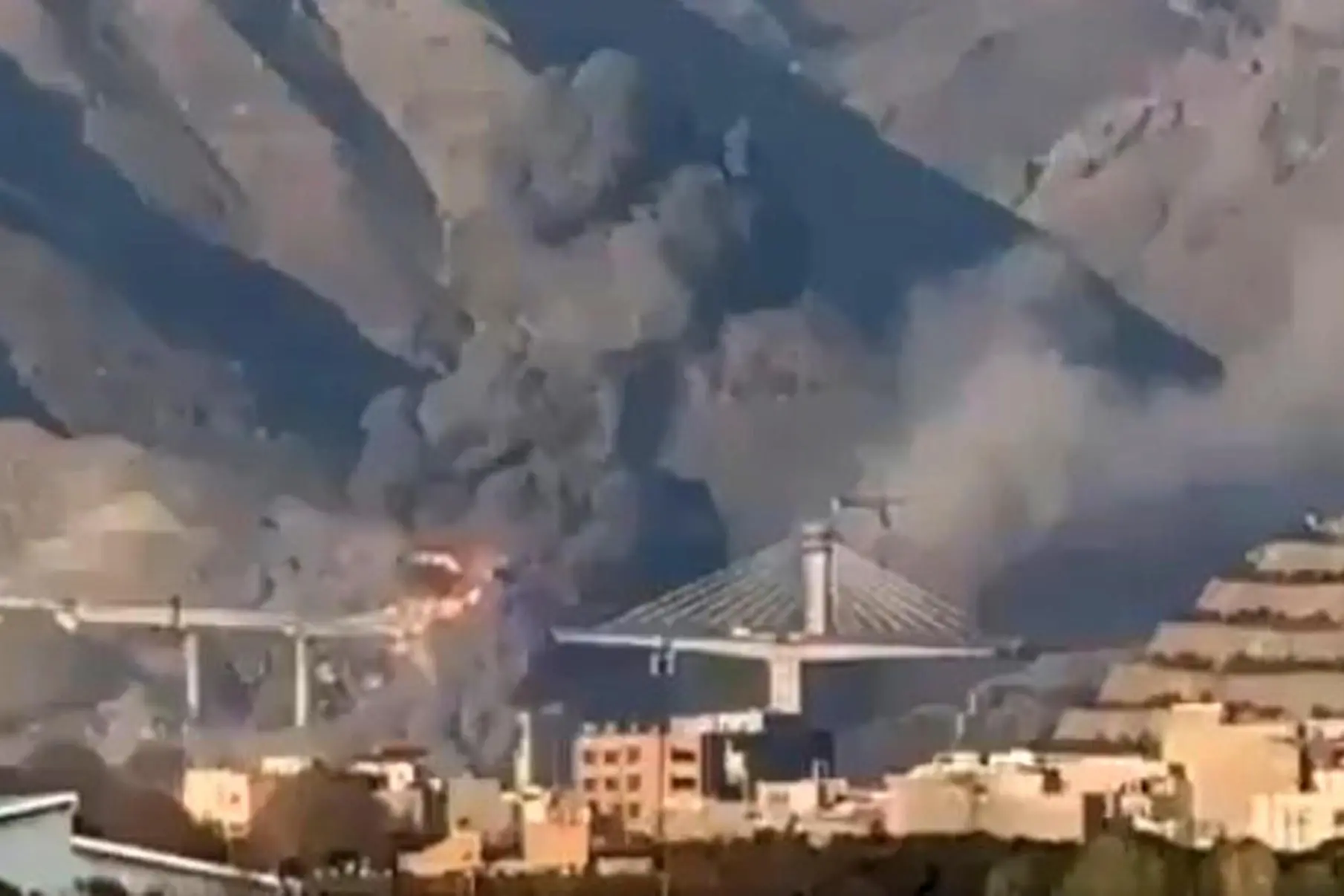 (FOTOGRAMMA DA VIDEO) Due persone sono rimaste uccise e altre ferite durante un attacco israelo-americano al ponte B1 nella città di Karaj, situata a ovest di Teheran. Il ponte era in costruzione e sarebbe diventato il più lungo del Medio Oriente. Teheran 2 aprile 2026. X.com + ATTENZIONE LA FOTO NON PUO' ESSERE PUBBLICATA O RIPRODOTTA SENZA L'AUTORIZZAZIONE DELLA FONTE DI ORIGINE CUI SI RINVIA + NPK
