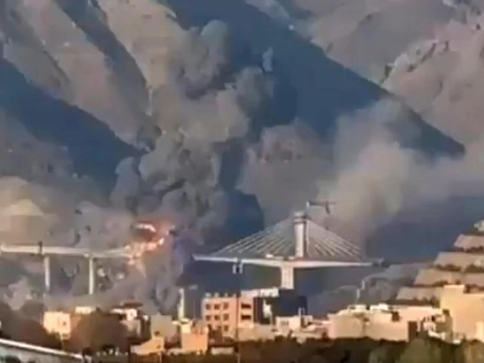 (FOTOGRAMMA DA VIDEO) Due persone sono rimaste uccise e altre ferite durante un attacco israelo-americano al ponte B1 nella città di Karaj, situata a ovest di Teheran. Il ponte era in costruzione e sarebbe diventato il più lungo del Medio Oriente. Teheran 2 aprile 2026. X.com + ATTENZIONE LA FOTO NON PUO' ESSERE PUBBLICATA O RIPRODOTTA SENZA L'AUTORIZZAZIONE DELLA FONTE DI ORIGINE CUI SI RINVIA + NPK