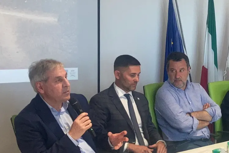 Il ministro Salvini a destra (foto Pala)