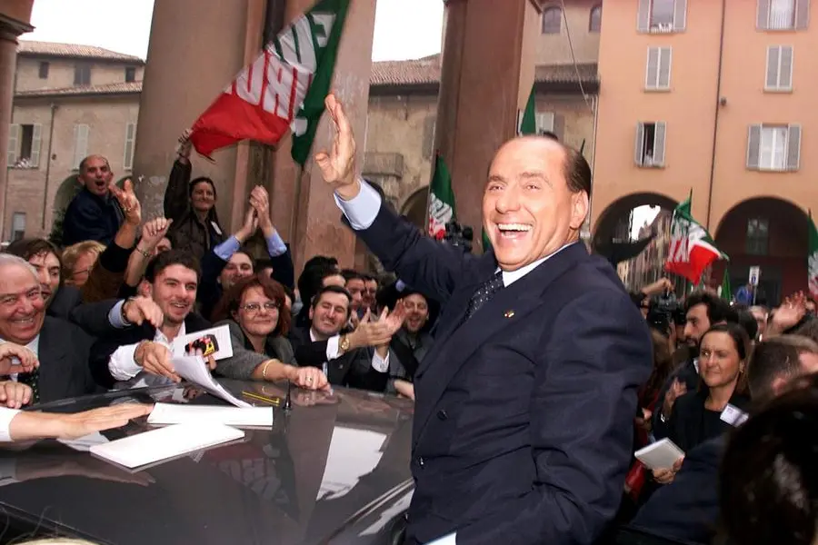 ++++FOTO DELL'ANNO++++ SILVIO BERLUSCONI IN CAMPAGNA ELETTORALE. GIORGIO BENVENUTI ANSA-CD
