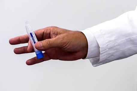 L’ultima follia no-vax: fiale di saliva infetta in vendita sul web