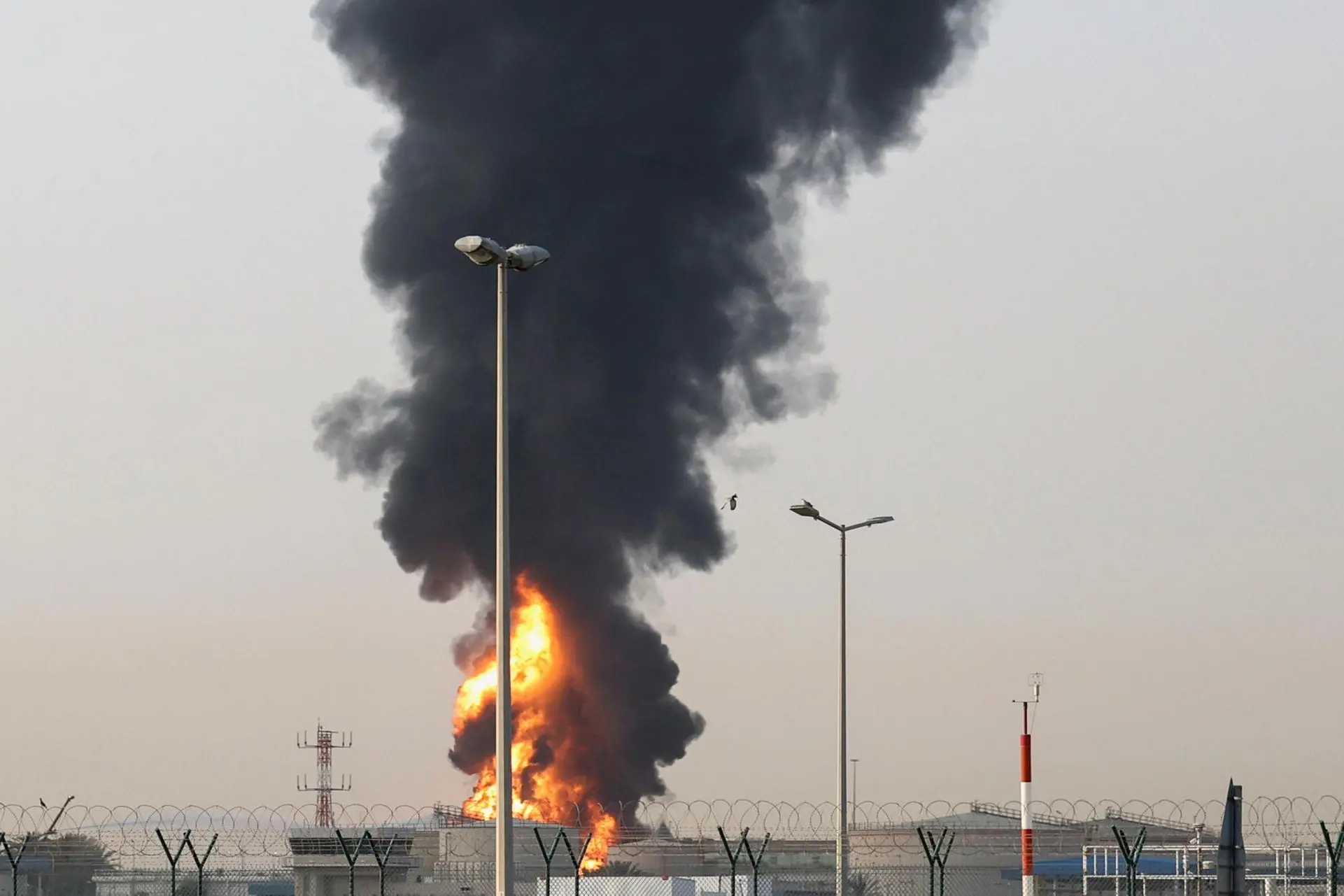 Fumo nero a Dubai dopo un raid dell'Iran (Ansa-Epa)