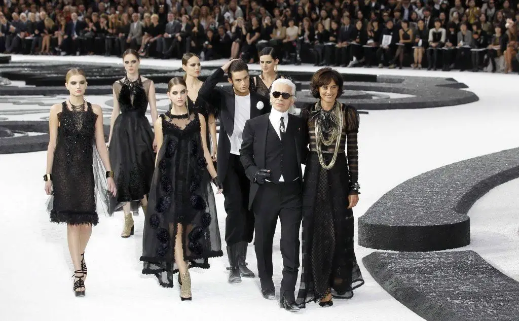 Lagerfeld ha legato il suo nome ad alcune tra le più famose case di moda del mondo, a cominciare da Chanel