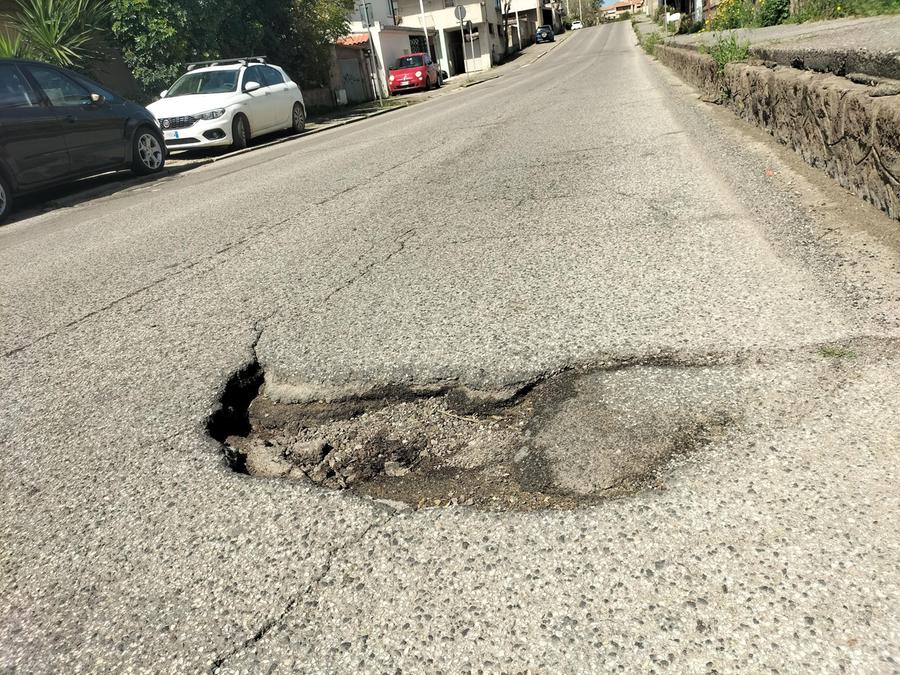 Carbonia, emergenza strade: il Comune da mesi dimentica le voragini