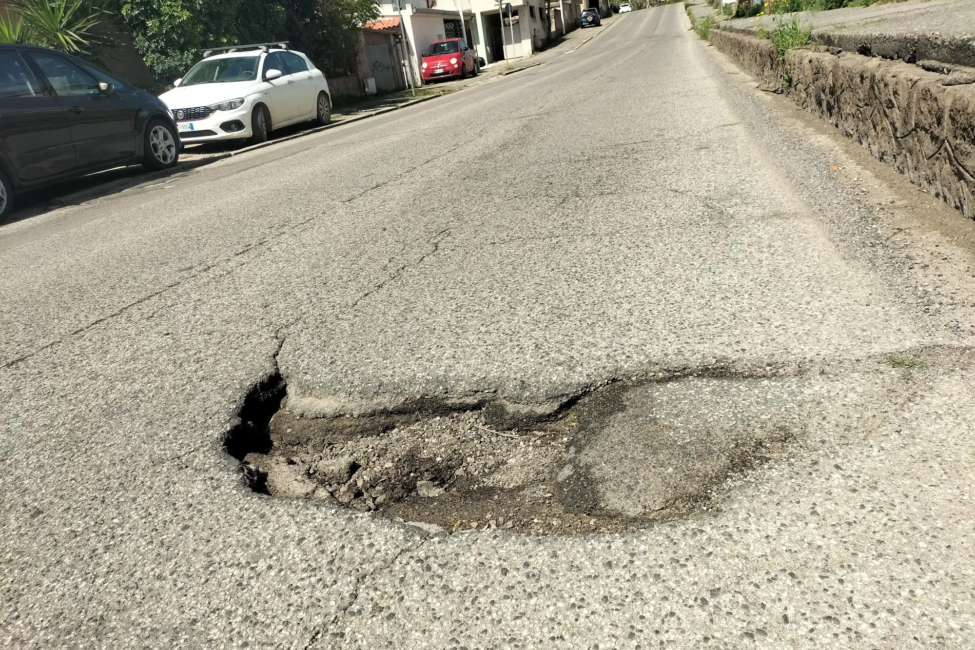 La voragine all'inizio di via Logudoro (foto Scano)