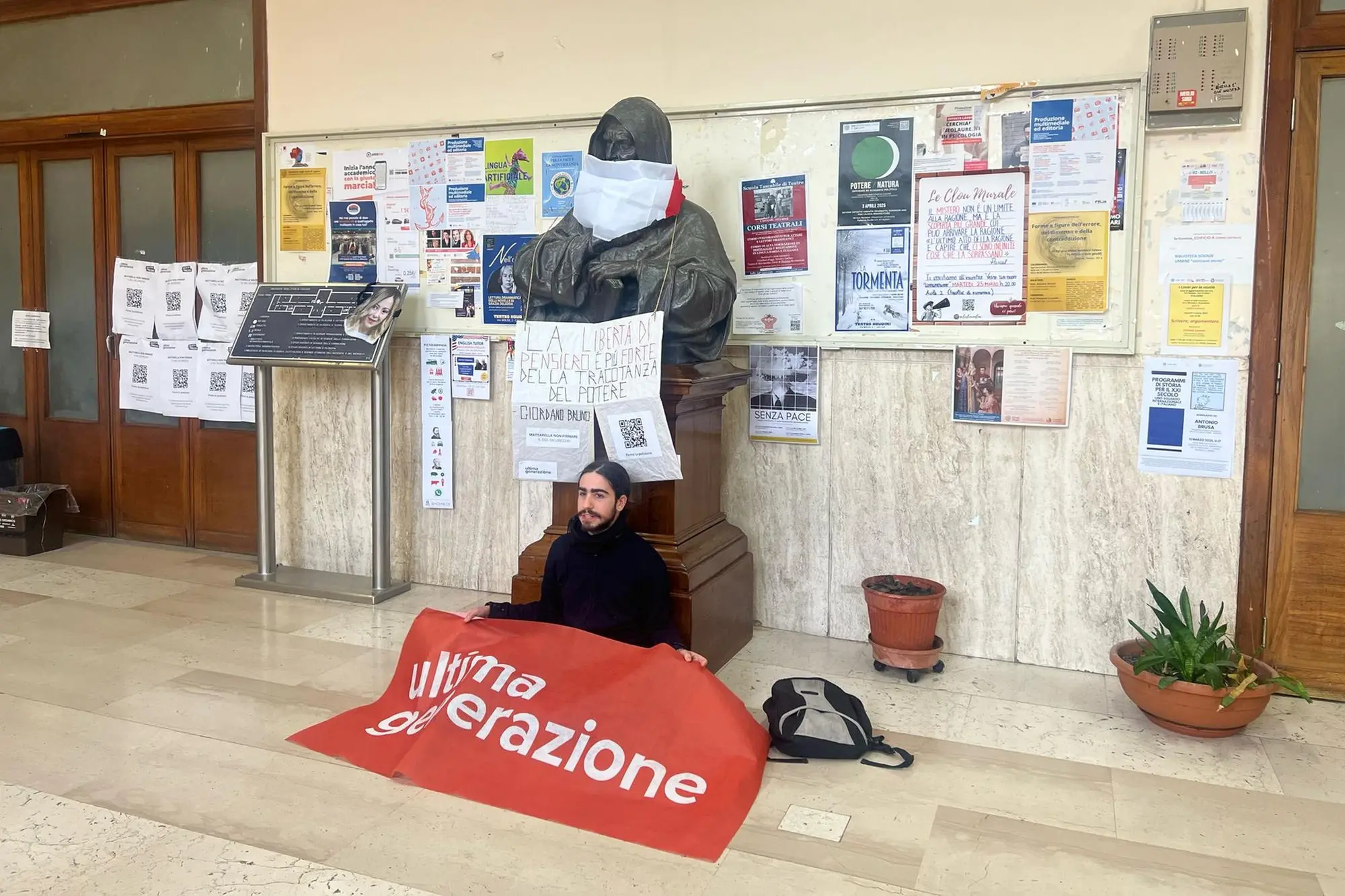 Il blitz di Ultima Generazione al Magistero di Cagliari (foto F.Melis)