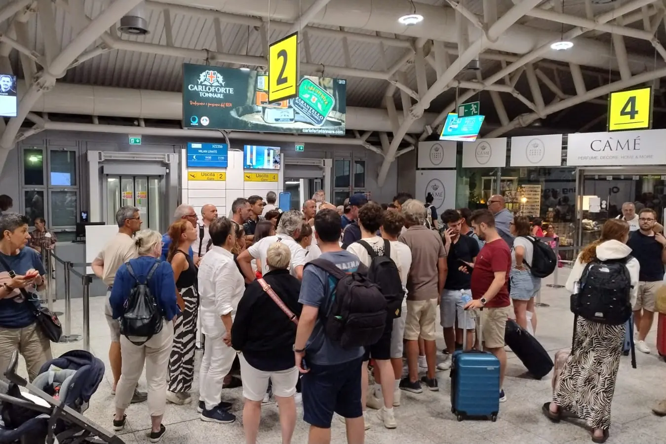 Passeggeri in attesa all'aeroporto di Cagliari-Elmas