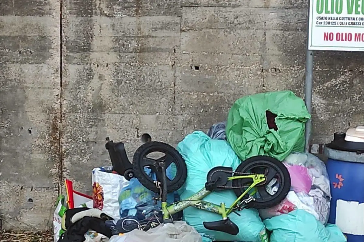 Rifiuti abbandonati a Mandas