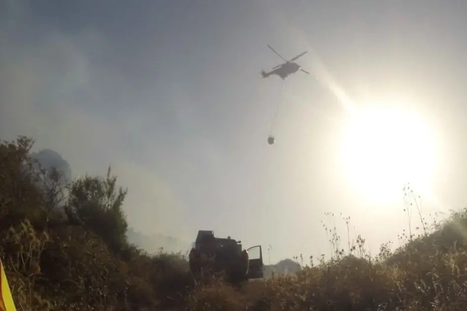 L'elicottero anti-incendio di Fenosu (L'Unione Sarda - Sanna)