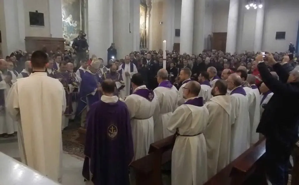 Grande folla ai funerali