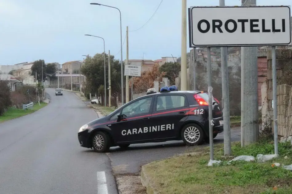 I carabinieri all'ingresso del paese
