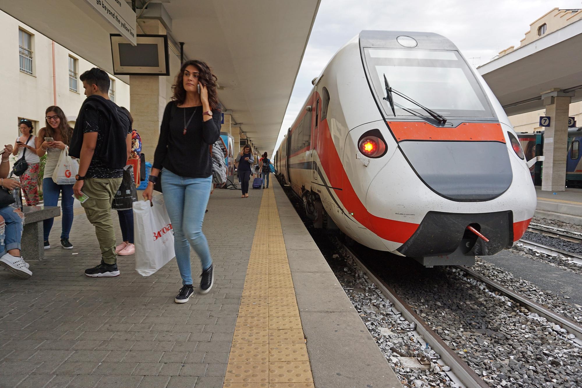 Uno dei convogli di più recente realizzazione in servizio nella rete ferroviaria della Sardegna (L'Unione Sarda)
