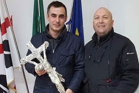 Il sindaco Marco Pisano con Roberto Tocco alla consegna del crocifisso