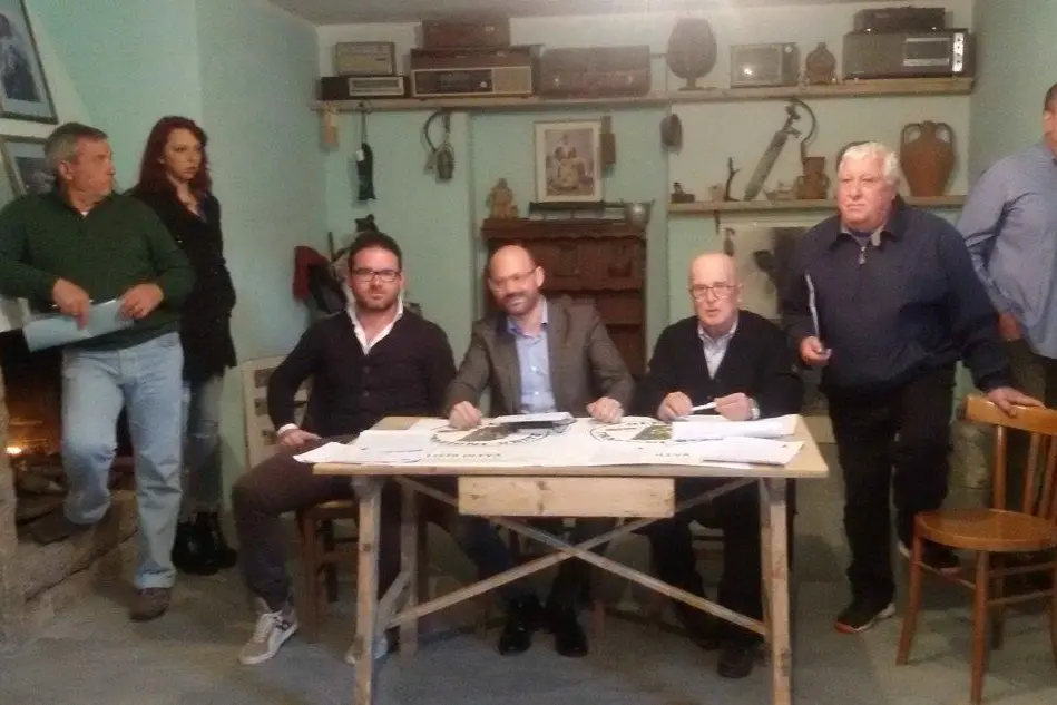 Il candidato sindaco Carlo Careddu tra Alessandro Maludrottu della lista Olevà e lo storico Franco Trudda