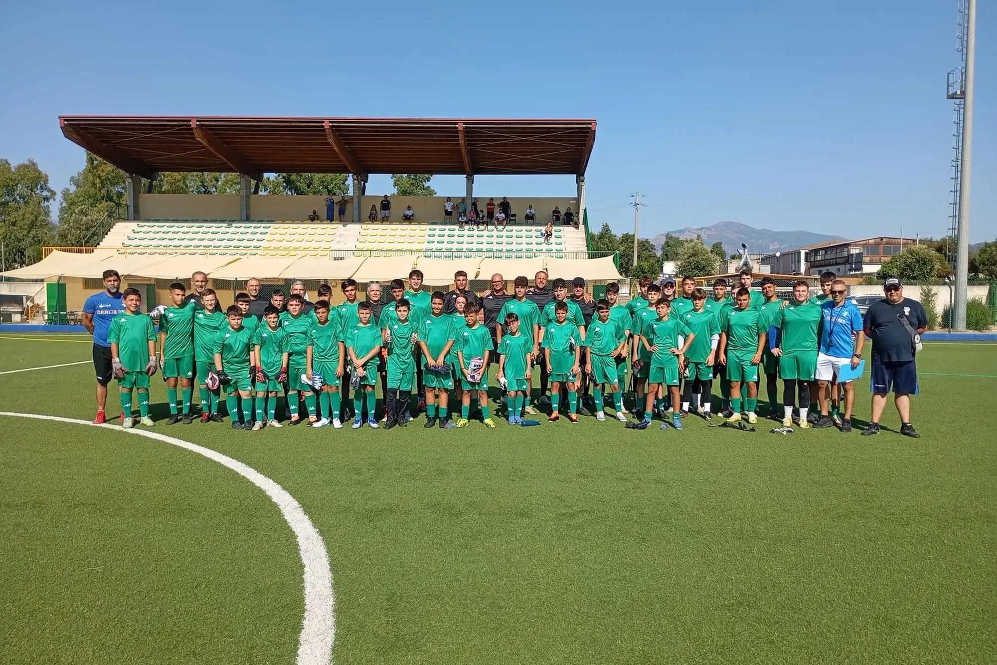Giovani portieri e tecnici su campo di Girasole