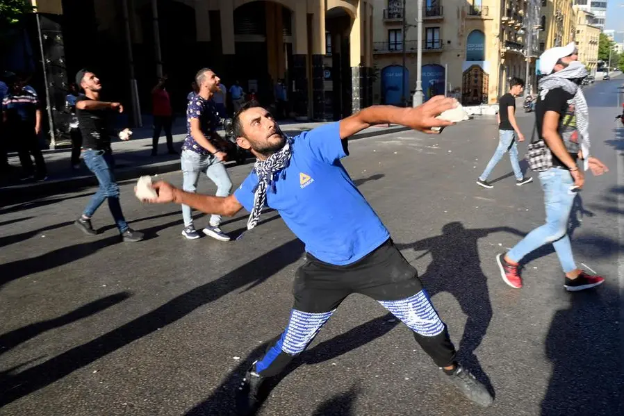 Proteste in strada a Beirut (foto Ansa/Epa)