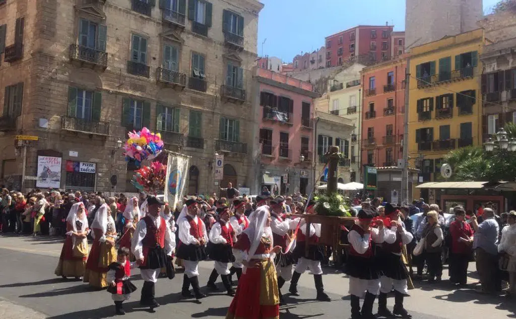 I gruppi attraversano piazza Yenne, Cagliari. (La foto del nostro lettore, Giuseppe A.)