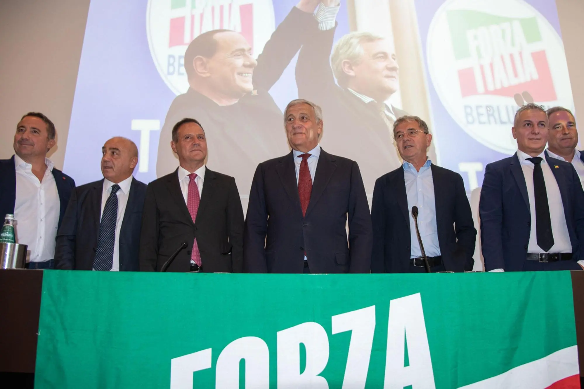 Tajani (al centro nella foto) a Cagliari