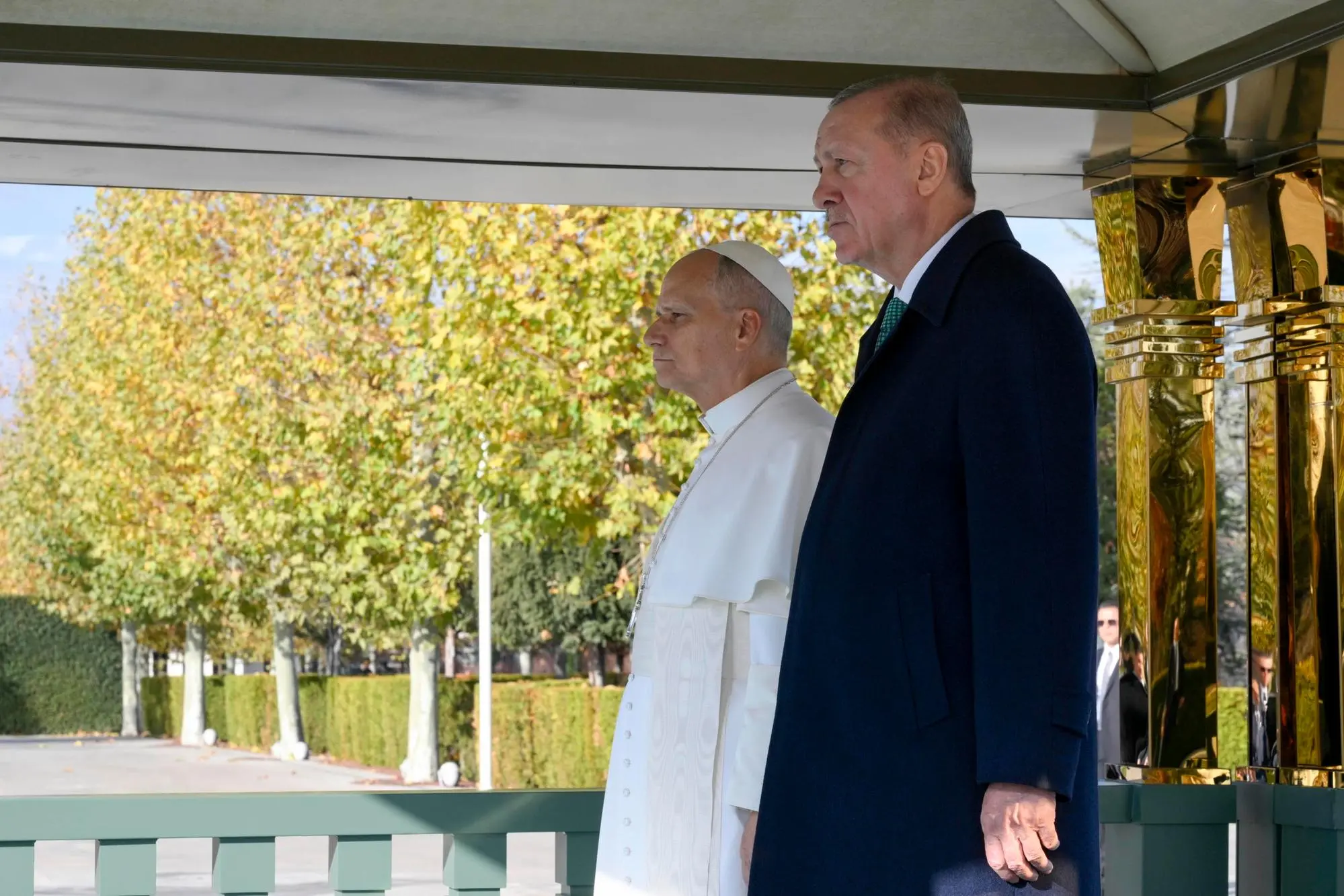 epa12552476 A handout picture provided by the Vatican Media shows Turkish President Recep Tayyip Erdogan (R) receiving Pope Leo XIV during a welcome ceremony at the Presidential Palace in Ankara, Turkey, 27 November 2025. Pope Leo XIV is on his first apostolic journey outside Italy since his election as pontiff, visiting Turkey and Lebanon from 27 November to 02 December. EPA/VATICAN MEDIA HANDOUT HANDOUT EDITORIAL USE ONLY/NO SALES