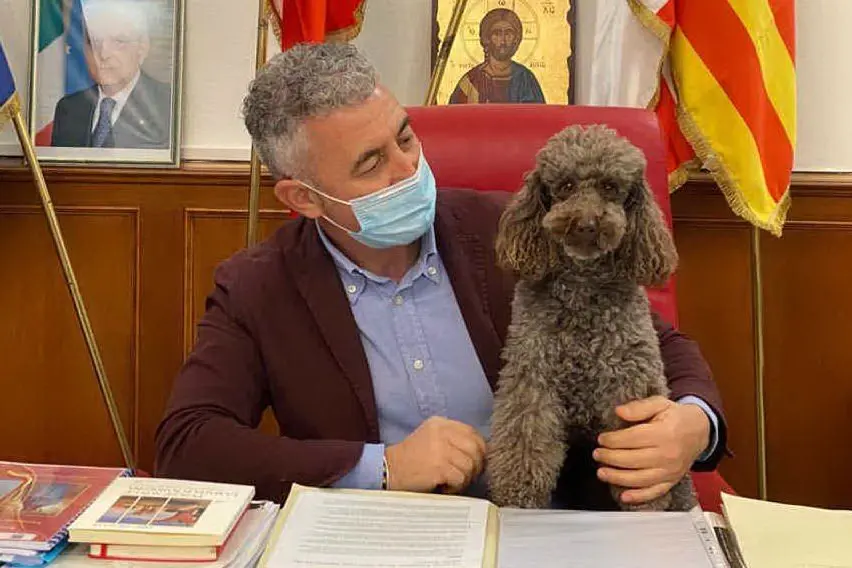 Il sindaco di Alghero Mario Conoci con il suo cane Peppino (foto archivio L'Unione Sarda)