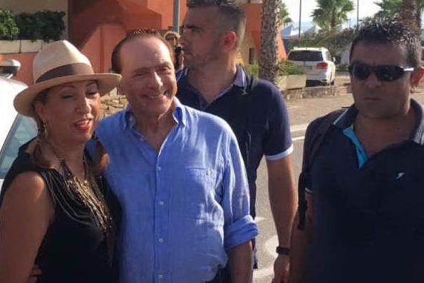 Golfo Aranci, visita a sorpresa di Berlusconi: passeggiate e selfie con i fan
