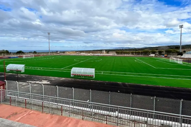 Il nuovo stadio con il manto in erba sintetica (foto Pala)