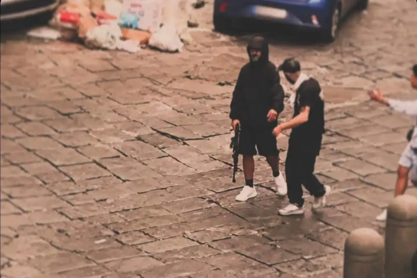 Napoli, fermato l'uomo con il mitra