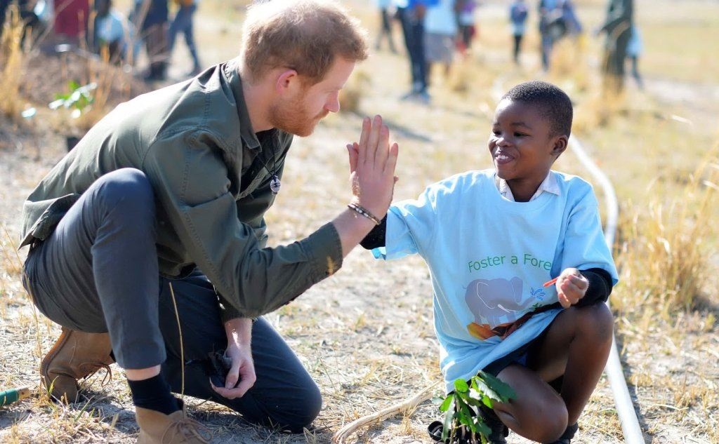 Il principe Harry durante le visite di questi giorni in Africa (Ansa)