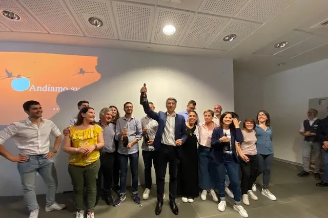 I festeggiamenti dopo la vittoria del sindaco Andrea Abis (Foto di Sara Pinna)