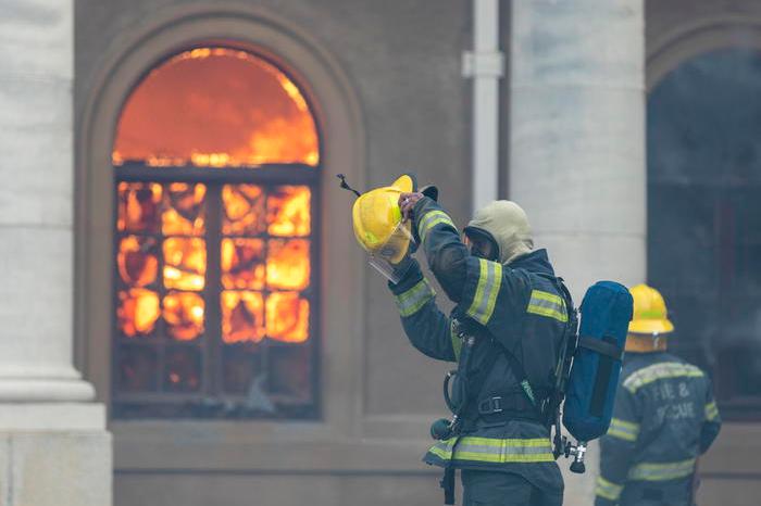 Grosso incendio nella sede del Parlamento sudafricano
