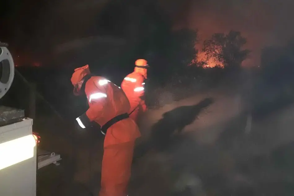 Le operazioni di spegnimento dell'incendio doloso (foto L'Unione Sarda - Murgana)