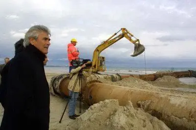 Sandro Balletto durante i lavori del ripascimento al Poetto
