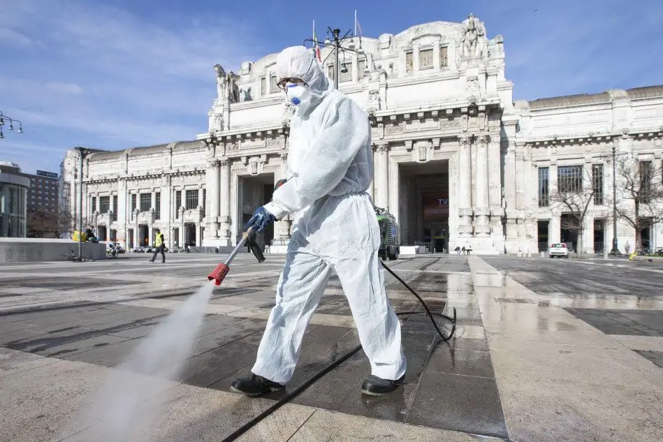 Operazioni di sanificazione in stazione centrale a Milano (Ansa)