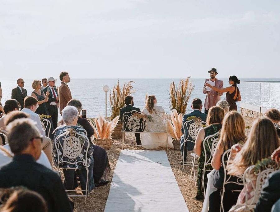 Nozze in riva al mare: amore e business