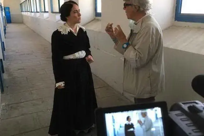 La regista Rosaleva con l'attrice Recino preparano una scena