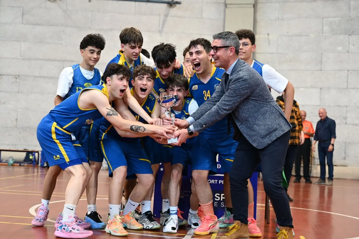La consegna del trofeo per il primo posto alla Gemma Villacidro (foto di Katia Boero)