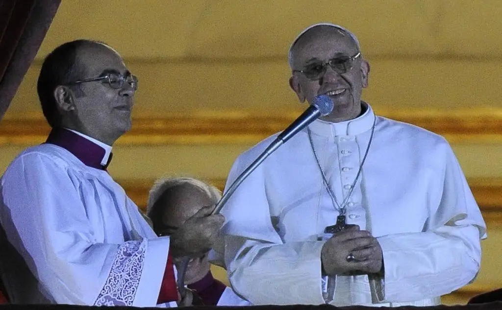 Due mesi dopo la rinuncia il conclave sceglie Josè Bergoglio