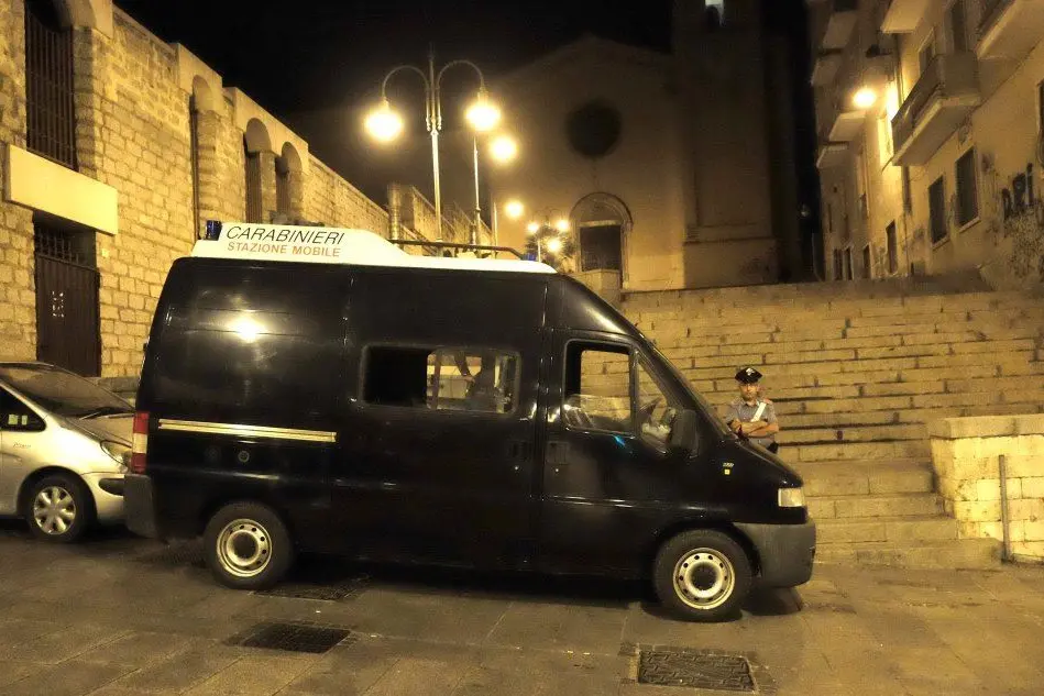 Controlli dei carabinieri nel quartiere Marina a Cagliari