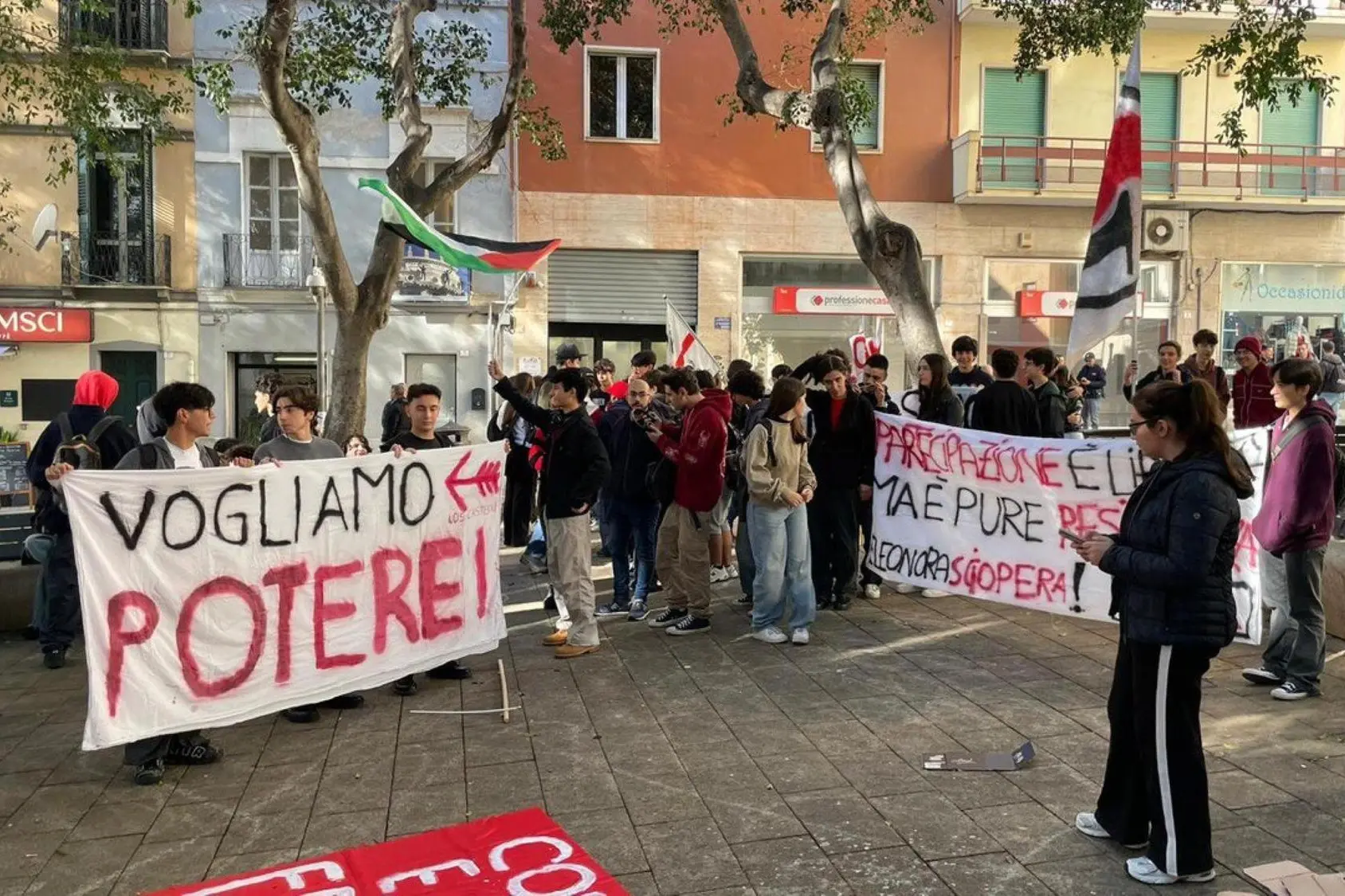 Gli studenti in piazza Yenne a Cagliari (foto Ansa)