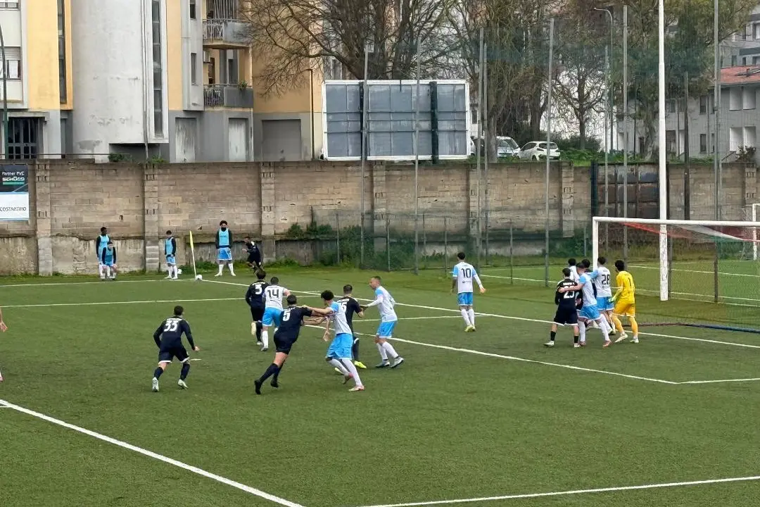 L'Olbia ci prova da angolo nel derby col Latte Dolce (foto Ilenia Giagnoni)