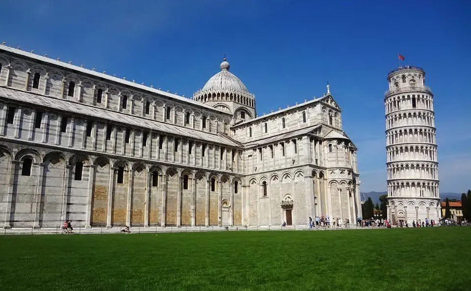 Piazza dei Miracoli (in realtà piazza del Duomo)