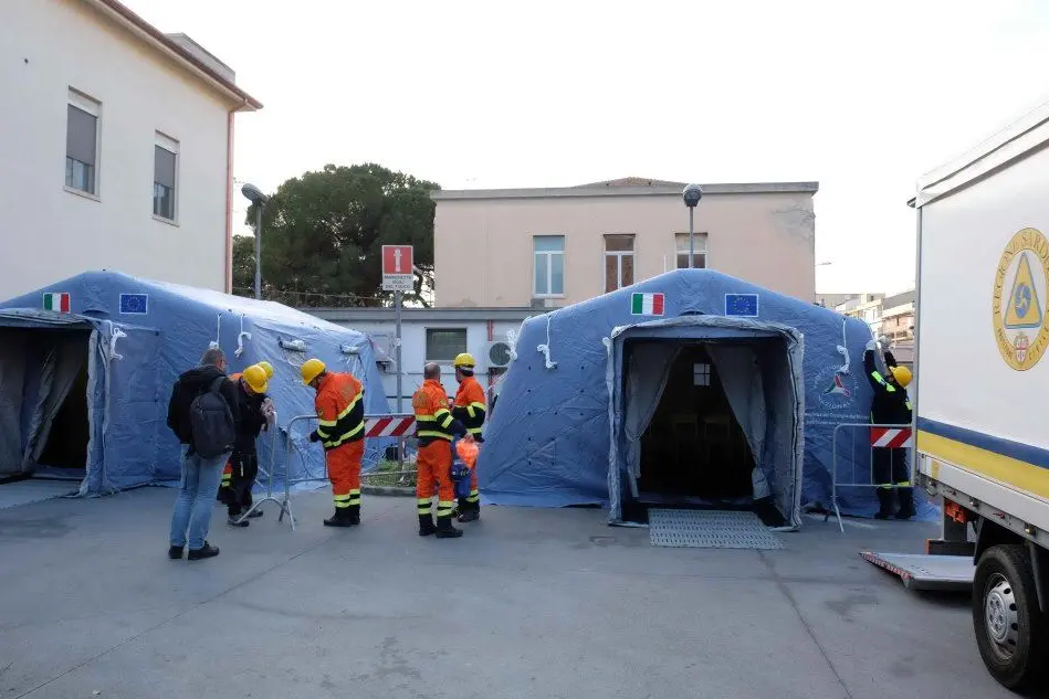 Le tende della Protezione civile all'ospedale Santissima Trinità di Cagliari (Archivio L'Unione Sarda)