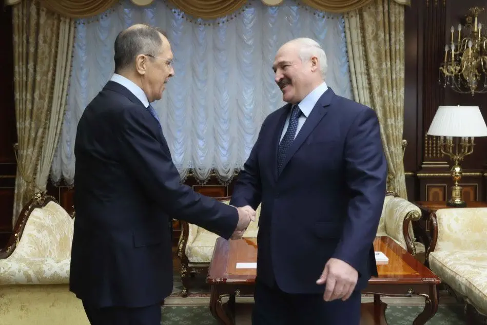 Il ministro degli esteri russo Sergei Lavrov con Aleksandr Lukashenko (foto Ansa)