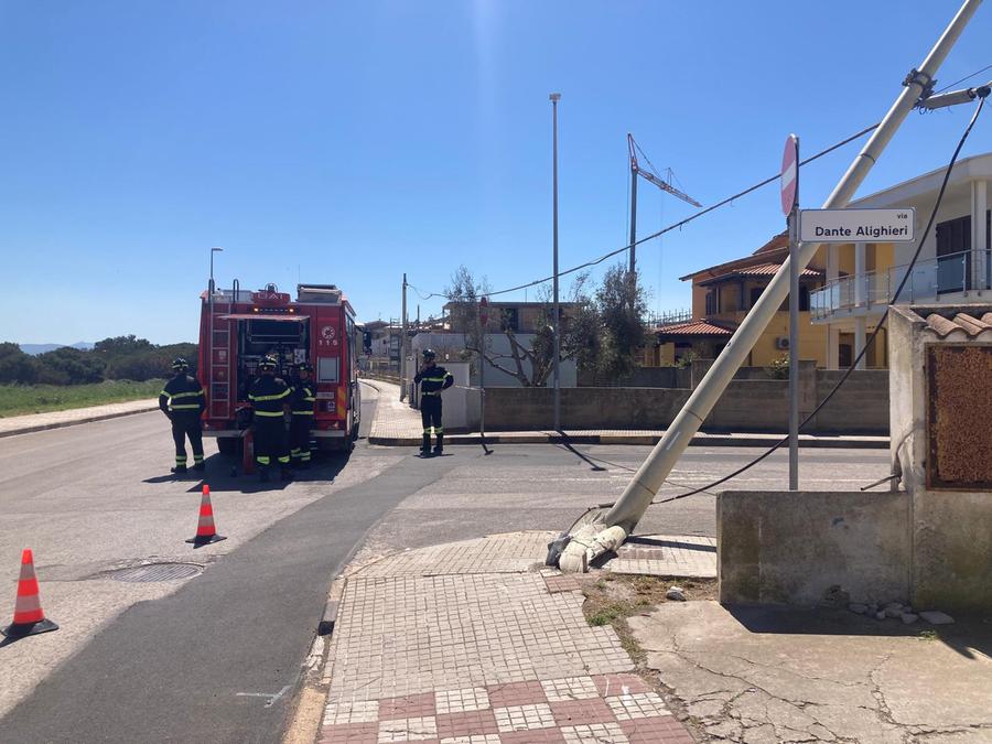 Porto Torres, con l’auto si schianta contro un palo: ferita una donna