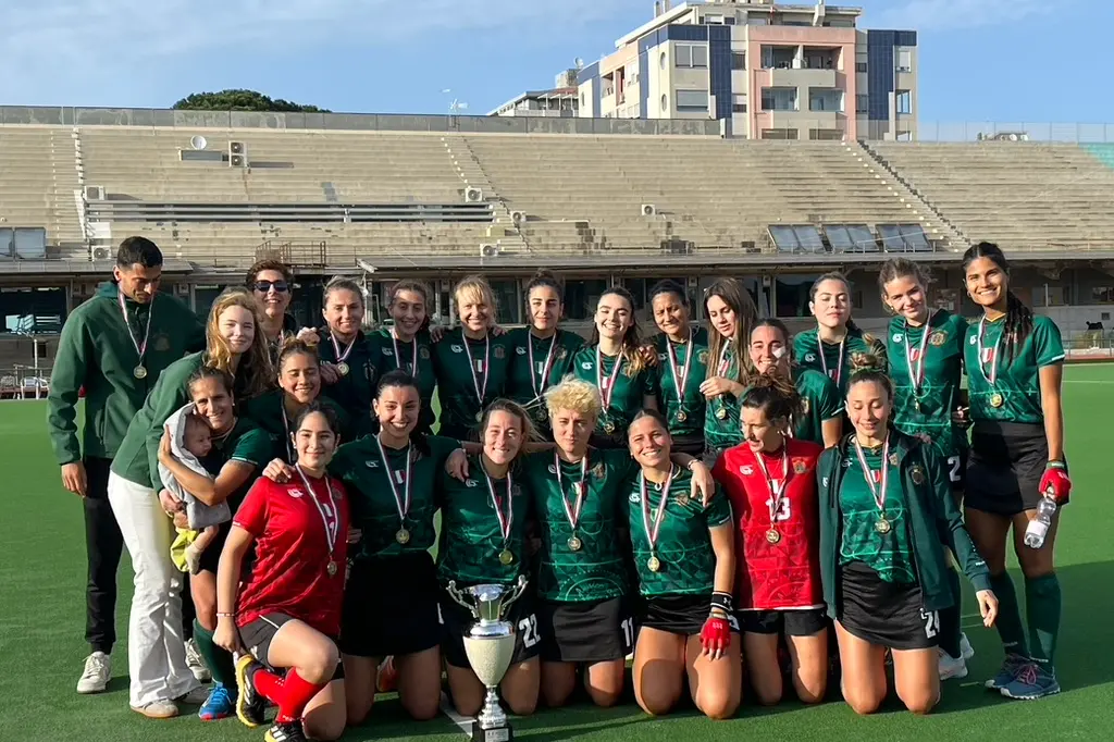 L'Amsicora con la Coppa assegnata dalla Federhockey per lo scudetto 2023-24 (Foto M.C.)