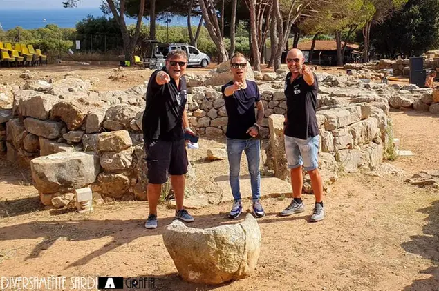 I &quot;Diversamente Sardi&quot; al nuraghe Palmavera di Alghero con Nicola Nite dei Tazenda (foto concessa)