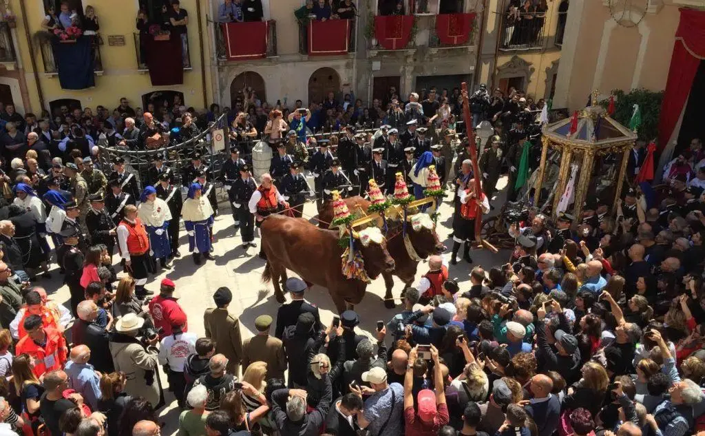 Il cocchio esce dalla chiesa (foto L'Unione Sarda - Almiento)