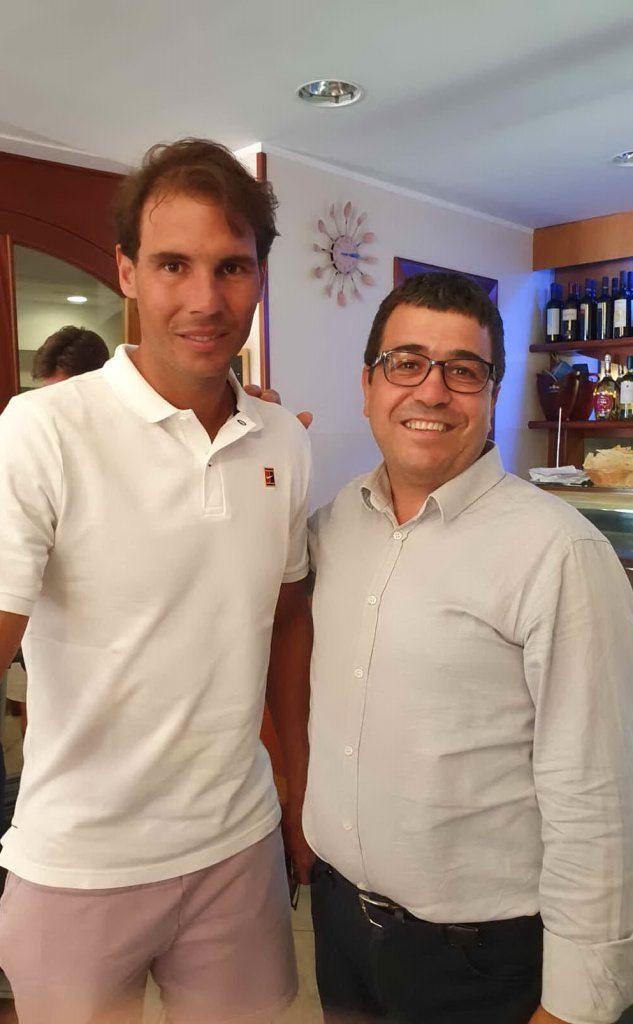 Rafa Nadal insieme al ristoratore cagliaritano Mario Lai (foto Paolo Carta)