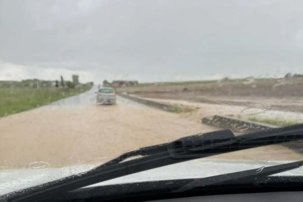 La statale 128 invasa dal fiume di fango (L'Unione Sarda)