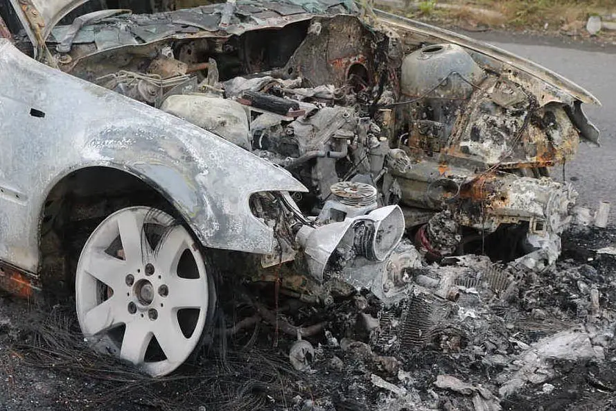 Un'auto bruciata (foto Pixabay)